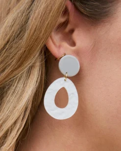 Boucles d’oreilles longues blanches